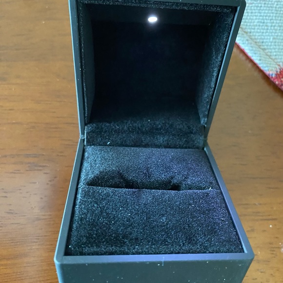 Gucci Interlocking GG Sterling Silver Ring Sz 6 EUC with lighted ring box $175 - Picture 8 of 9